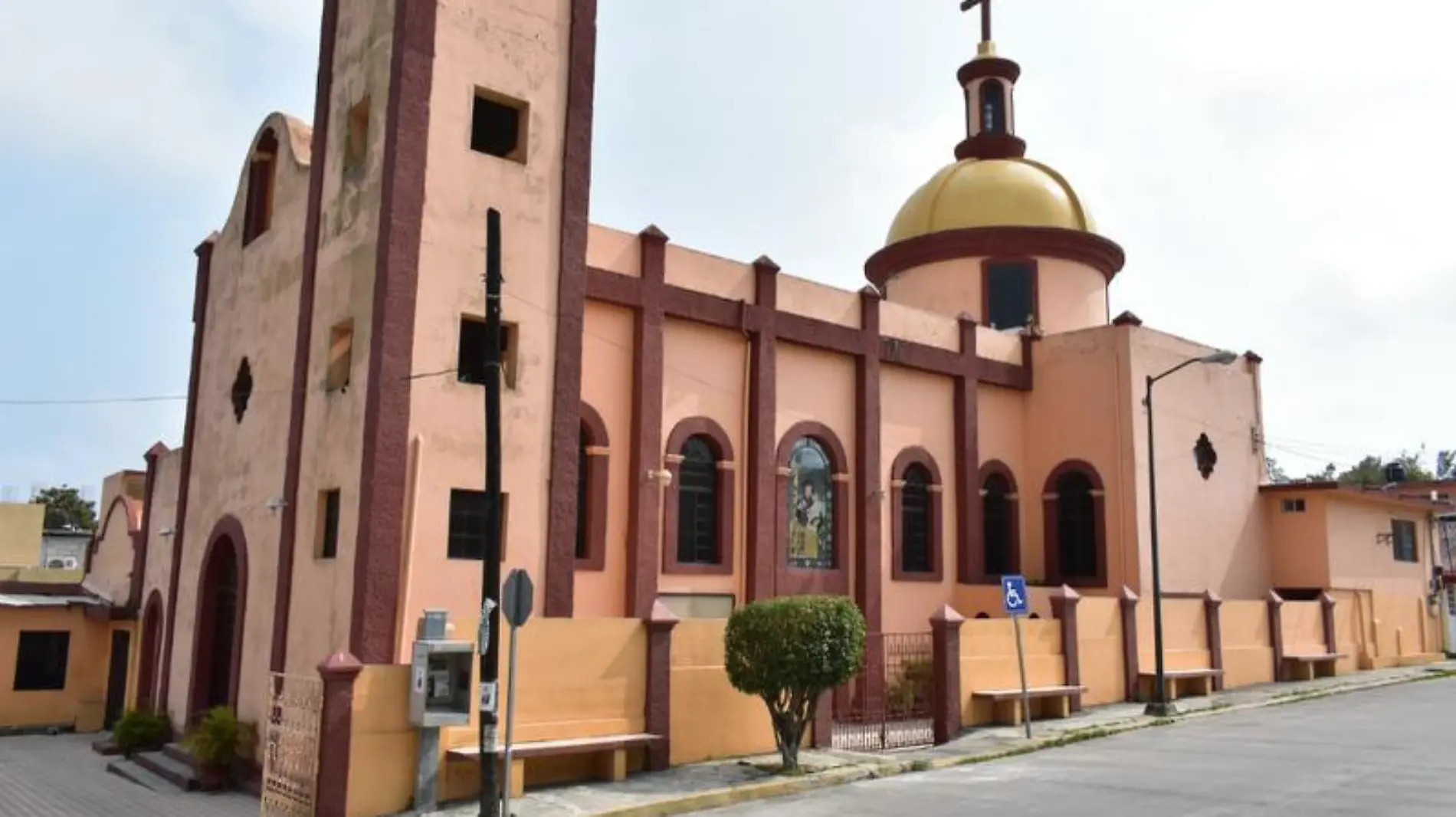 Fachada de la Parroquia de San Antonio de Padua, en la colonia Obrera de Tampico